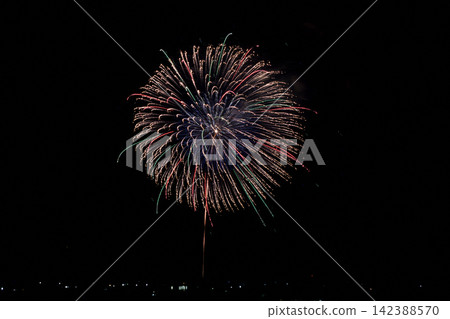 紅金相間的煙火在魚津港上空綻放,照亮了夜空。 紅金相間的煙火在魚津港上空綻放,照亮了夜空。 142388570