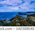[Chichijima, Takayama] November mountaintop trekking: The Buta Coast stretches out below and the calm Bonin Blue sea is breathtaking. 142388640