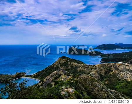 【父島,高山】十一月山頂健行:豬田海岸在山下綿延,平靜的博寧藍海令人嘆為觀止。 【父島,高山】十一月山頂健行:豬田海岸在山下綿延,平靜的博寧藍海令人嘆為觀止。 142388640