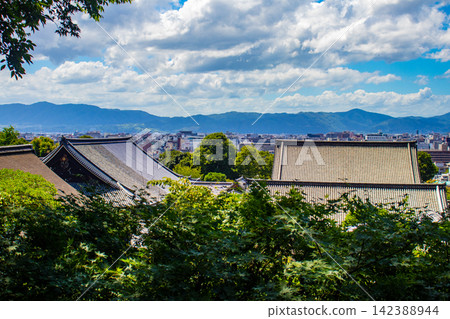 從京都東山遠眺嵐山和西山,景色優美。 從京都東山遠眺嵐山和西山,景色優美。 142388944