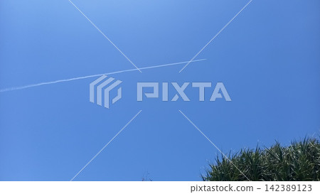 藍天中形成了飛機雲 藍天中形成了飛機雲 142389123