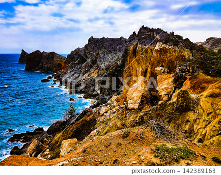 [Ogasawara Islands, Chichijima] March - Steep, uniquely shaped rock formations along the coastline and crystal-clear Bonin Blue sea. 142389163