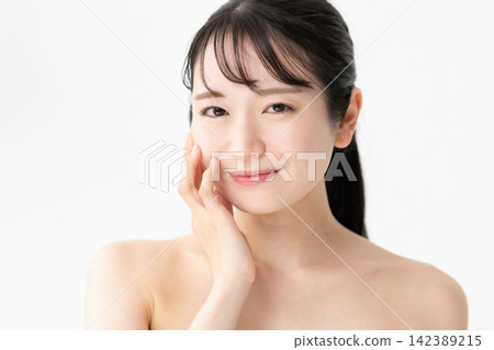 年輕女性的美麗形象 年輕女性的美麗形象 142389215