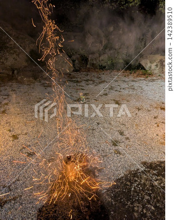 火箭煙火噴射而出,火花四濺 火箭煙火噴射而出,火花四濺 142389510