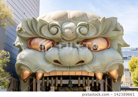 難波八坂神社,獅子殿(獅子殿)(據說獅子的大嘴能帶來勝利、吞噬邪靈,並招來生意興隆和勝利)大阪市浪速區元町 難波八坂神社,獅子殿(獅子殿)(據說獅子的大嘴能帶來勝利、吞噬邪靈,並招來生意興隆和勝利)大阪市浪速區元町 142389661