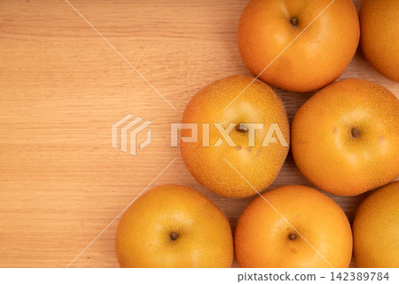 pear pear 142389784