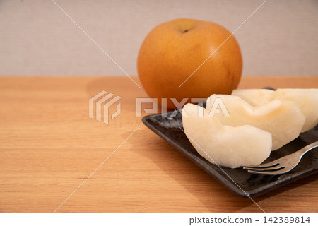 Cut pears and pears Cut pears and pears 142389814