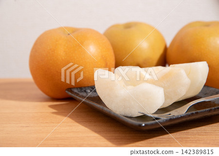 Cut pears and pears Cut pears and pears 142389815