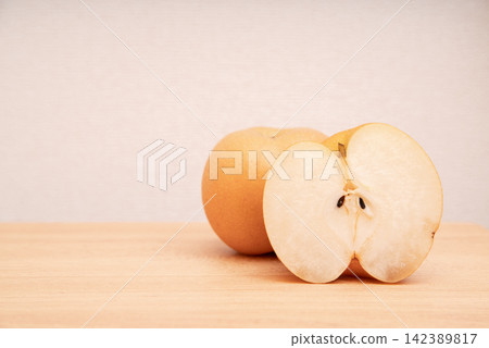 Cut pears and pears Cut pears and pears 142389817