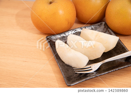 Cut fruit pears and pears Cut fruit pears and pears 142389860