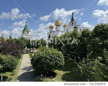 Russian Orthodox cathedral with gold domes and green spires under a blue sky Russian Orthodox cathedral with gold domes and green spires under a blue sky 142389959