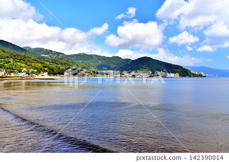 長濱海灘及週邊地區景色（靜岡縣熱海市，苫俁港/伊豆多賀港）[2026年8月] 142390014