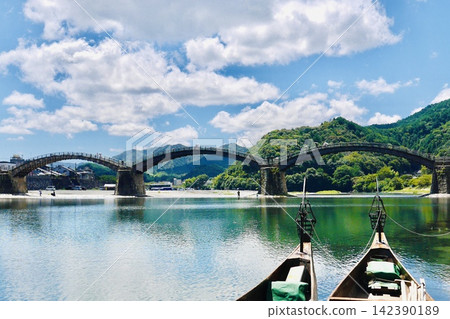 Kintaikyo Bridge and cormorant fishing boats 142390189