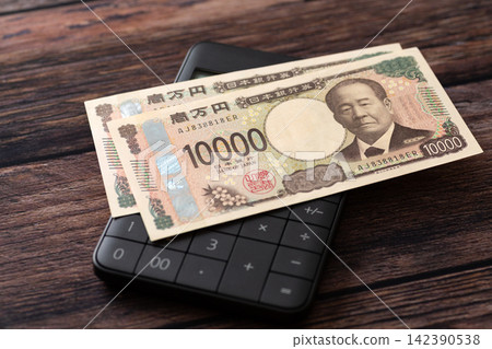 20000日圓和一個計算器 20000日圓和一個計算器 142390538