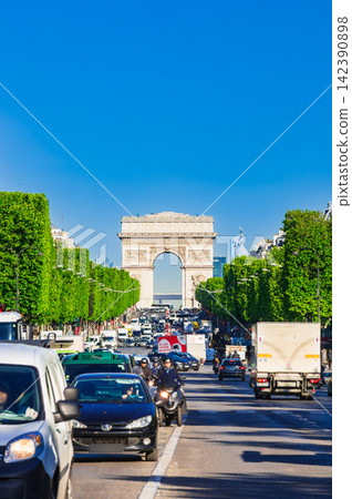 Paris: Champs-Élysées and Arc de Triomphe in the morning (partially soft focus) Paris: Champs-Élysées and Arc de Triomphe in the morning (partially soft focus) 142390898