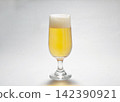 生啤酒倒入杯子 142390921