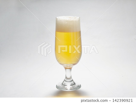 生啤酒倒入杯子 生啤酒倒入杯子 142390921