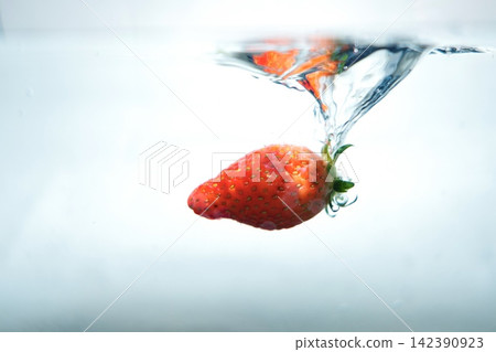草莓 142390923