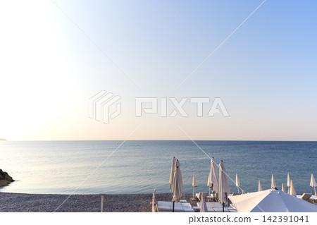 盛夏時節，法國南部尼斯海灘的清晨景色。 142391041