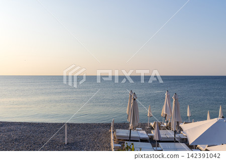 盛夏時節,法國南部尼斯海灘的清晨景色。 盛夏時節,法國南部尼斯海灘的清晨景色。 142391042