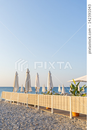 盛夏時節,法國南部尼斯海灘的清晨景色。 盛夏時節,法國南部尼斯海灘的清晨景色。 142391043