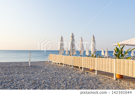 盛夏時節,法國南部尼斯海灘的清晨景色。 盛夏時節,法國南部尼斯海灘的清晨景色。 142391044