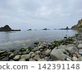 從海岸望去，可以看到漂浮在海面上的岩石。 142391148