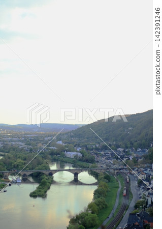 從山頂俯瞰特里爾,可以看到摩澤爾河和一座橋。 從山頂俯瞰特里爾,可以看到摩澤爾河和一座橋。 142391246