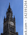 The tower of Munich's New Town Hall soars into the blue sky. 142391264