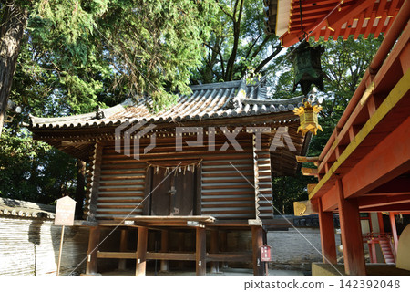 岩清水八幡宮的夏日：倉庫與正殿走廊（京都府八幡市） 142392048