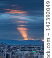 The twilight light illuminates the cityscape of Tokyo and the surrounding mountains. 142392049