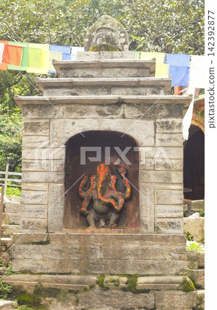 尼泊爾加德滿都斯瓦揚布納特寺的甘尼薩神社 尼泊爾加德滿都斯瓦揚布納特寺的甘尼薩神社 142392877