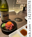 酒和生牛肉（韓國生牛肉料理） 142393078