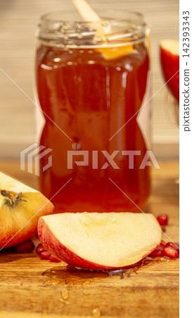 Celebration of Rosh Hashanah with apple and honey 142393343
