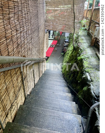京都貴船通往河畔用餐區的風景如畫的石階。 142393462