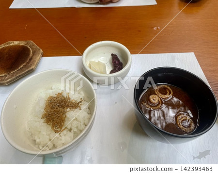 鳀面山椒米佐紅味噌湯-一道精緻的日本料理。 鳀面山椒米佐紅味噌湯-一道精緻的日本料理。 142393463