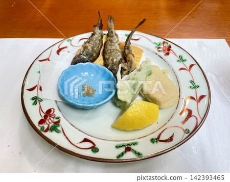 油炸天婦羅式小香魚 油炸天婦羅式小香魚 142393465