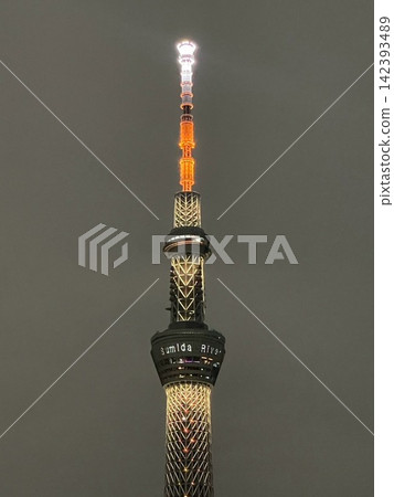 東京晴空塔燈火通明,在夜空中熠熠生輝。 東京晴空塔燈火通明,在夜空中熠熠生輝。 142393489