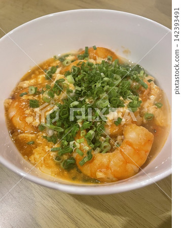 中式風味炒菜,配上飽滿的蝦仁和蓬鬆的雞蛋 中式風味炒菜,配上飽滿的蝦仁和蓬鬆的雞蛋 142393491