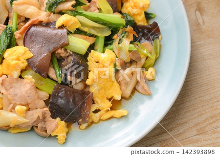 A Chinese dish: stir-fried eggs, wood ear mushrooms, pork, and komatsuna (Japanese mustard spinach). A Chinese dish: stir-fried eggs, wood ear mushrooms, pork, and komatsuna (Japanese mustard spinach). 142393898