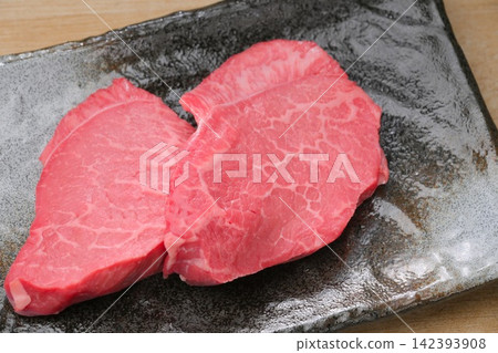 注意:這是生的、未煮熟的肉。這是牛大腿的脛骨部位,用於烤肉(日式烤肉)。 注意:這是生的、未煮熟的肉。這是牛大腿的脛骨部位,用於烤肉(日式烤肉)。 142393908