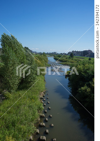 藍天和潺潺河流 藍天和潺潺河流 142394172