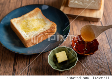 塗上蜂蜜和奶油的吐司 142394411
