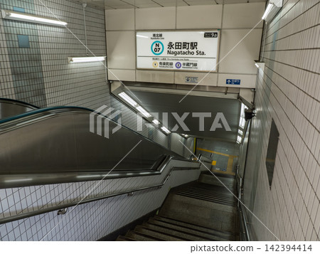東京地鐵永田町車站9a出口的車站名牌。 142394414