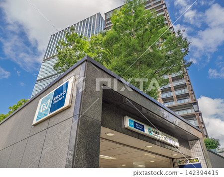 東京地鐵永田町車站9a出口的車站名牌。 東京地鐵永田町車站9a出口的車站名牌。 142394415
