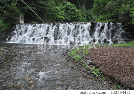 東荒川水壩,水壩公園瀑布,六月,多雲,偶有陣雨 東荒川水壩,水壩公園瀑布,六月,多雲,偶有陣雨 142394431