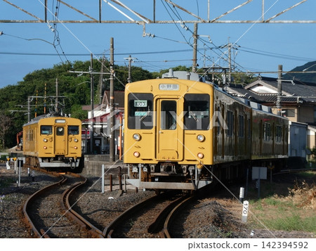一列 123 系列車停靠在小野田線鈴目田站,一列 105 系列車駛入車站。 一列 123 系列車停靠在小野田線鈴目田站,一列 105 系列車駛入車站。 142394592