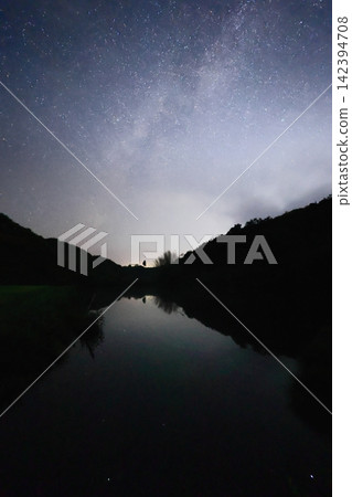 湖面上倒映著星空 湖面上倒映著星空 142394708