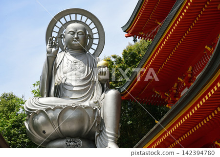 Shigisan Chogosonshi-ji Tamazoin Temple: Three-story pagoda and Jizo statue Shigisan Chogosonshi-ji Tamazoin Temple: Three-story pagoda and Jizo statue 142394780