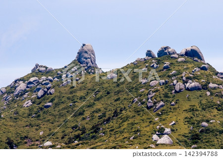 屋久島世界自然遺產:黑岳壯麗景色(春季) 屋久島世界自然遺產:黑岳壯麗景色(春季) 142394788